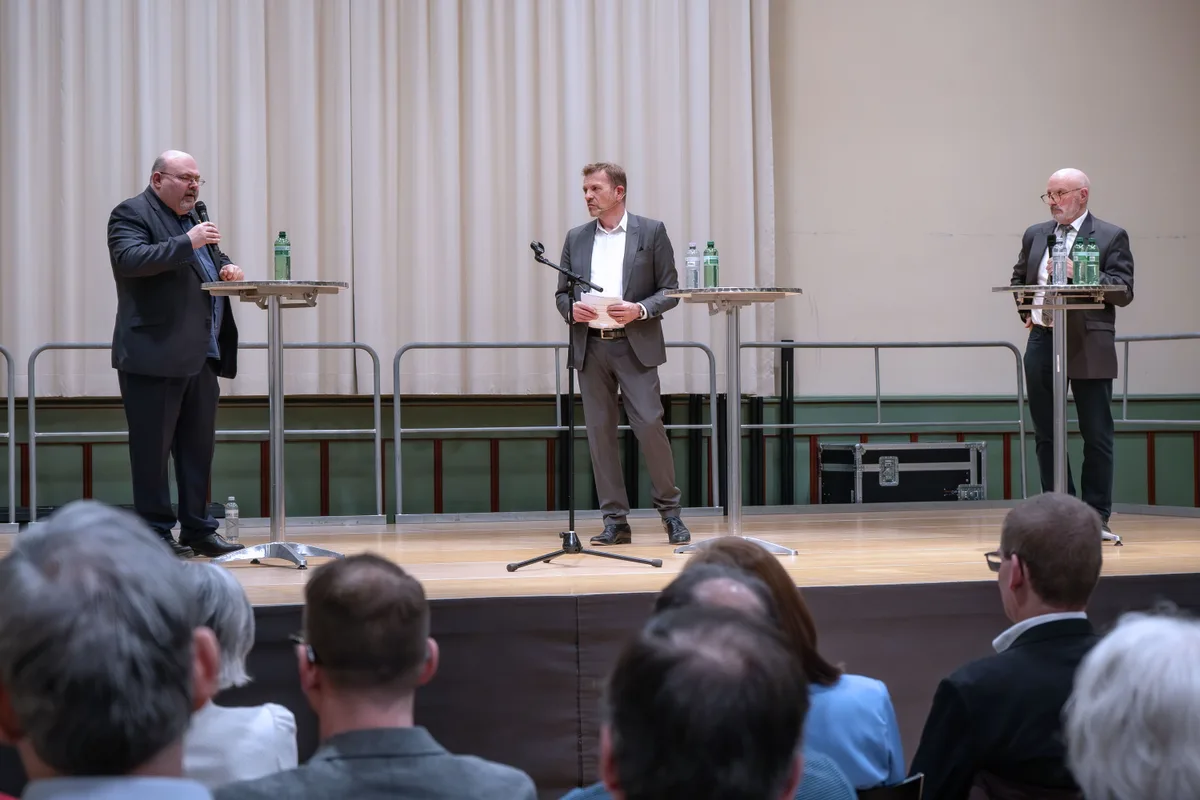 Von links: Pascal Bassu (SP), Moderator Michael Kaspar (ZO Medien) sowie Henry Vettiger (SVP).